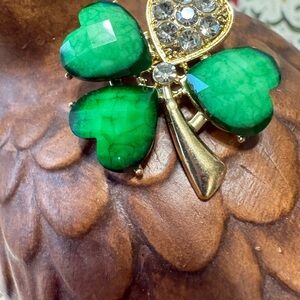 P85 Elegant Green Shamrock Pin